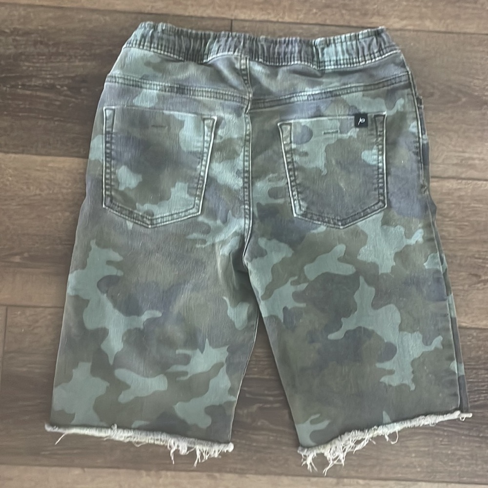 Boys Camo Shorts - Picture 2 of 6